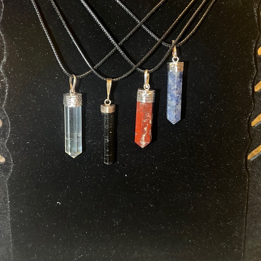 Asst crystal pendant